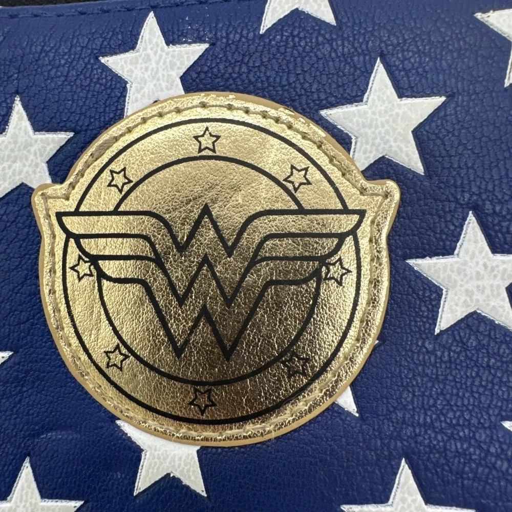 Wonder Woman Zip-Around Wallet Card Slots 7.5